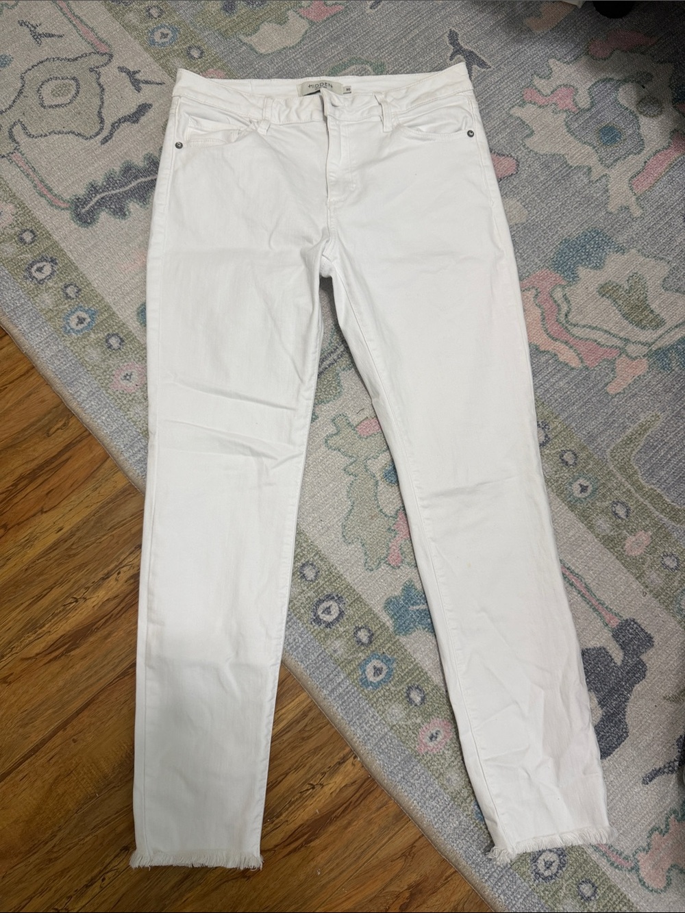 Women’s White Skinny Jeans with Frayed Hem